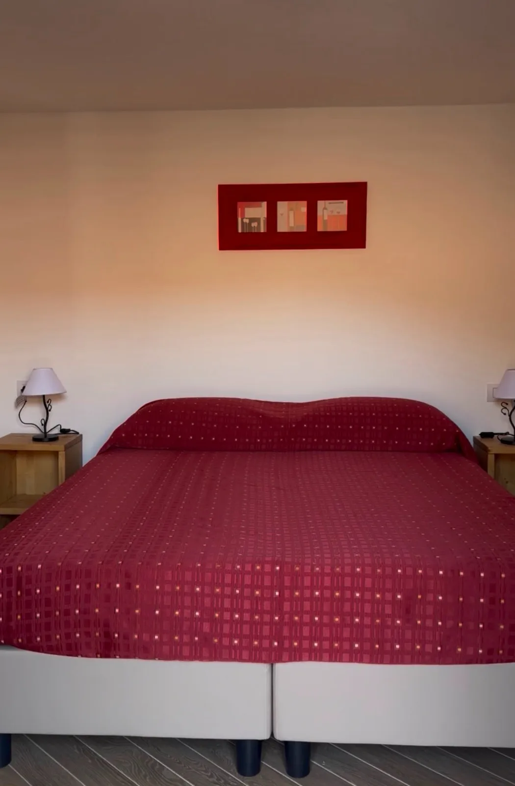 Camera matrimoniale con copriletto rosso