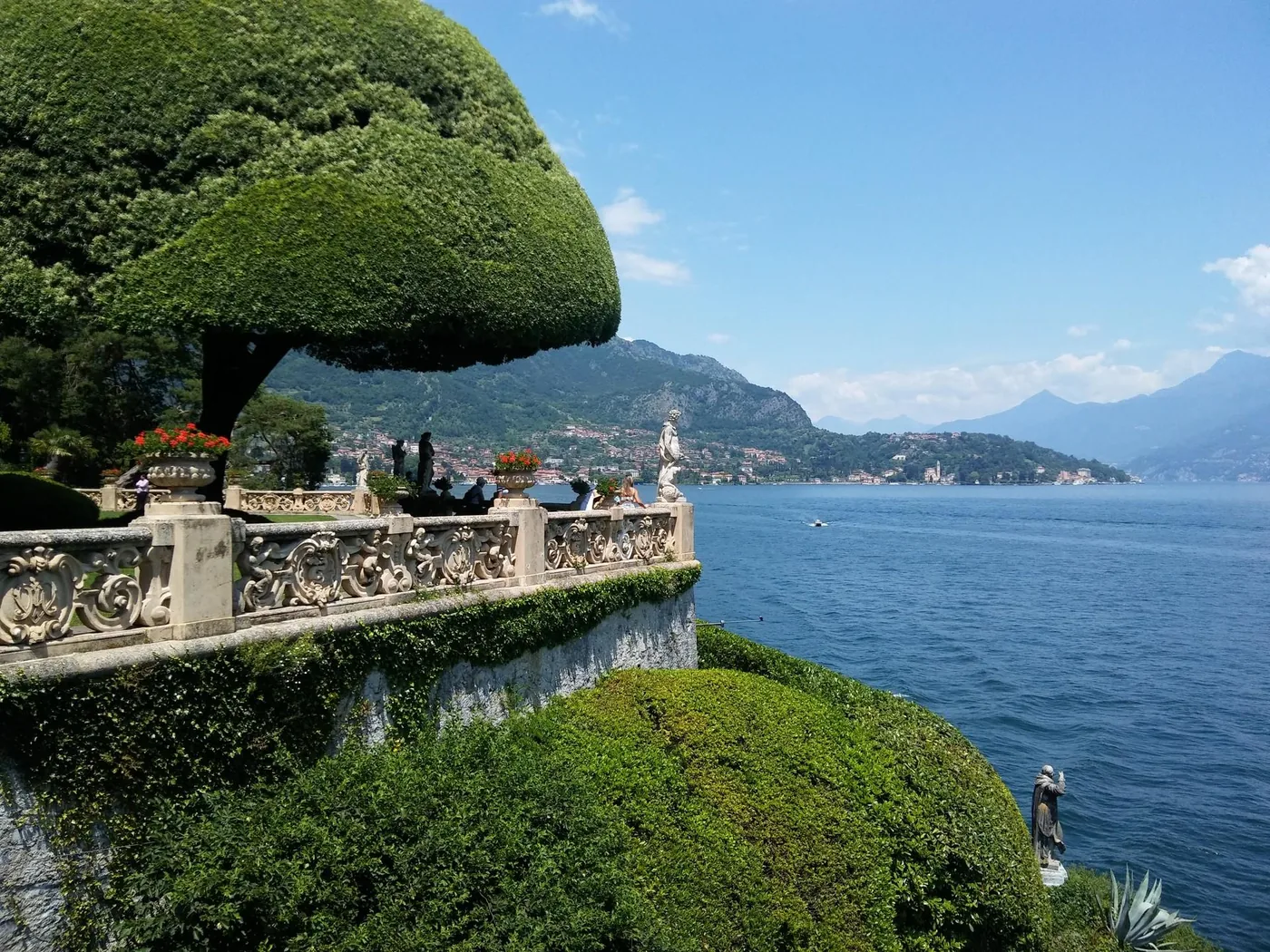 Terrassengarten der Villa del Balbianello mit Blick auf den Comer See