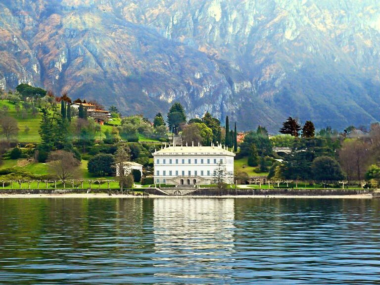 Villa Melzi d’Eril: Villa Melzi vom See aus