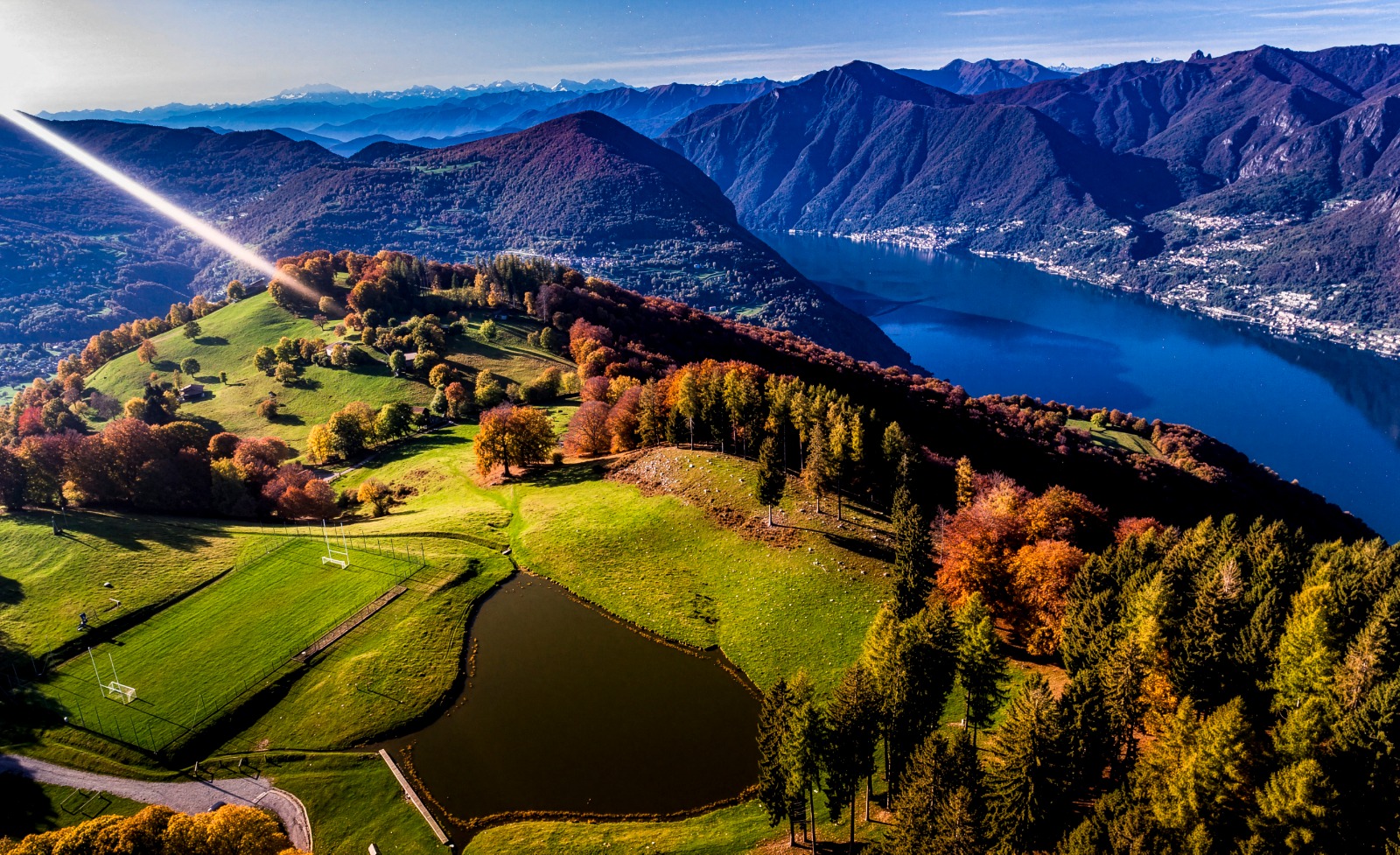 Die Landschaft des Valle Intelvi zwischen Bergen und See