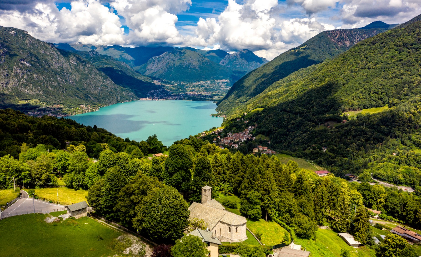 Chiesa e lago in Valle Intelvi
